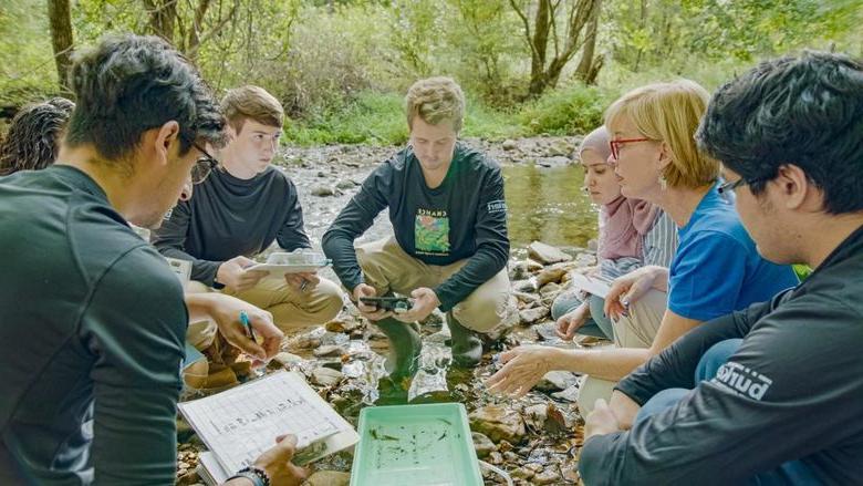 一群学生沿着多瑙河旅行，以了解更多影响其可持续性的景观问题.