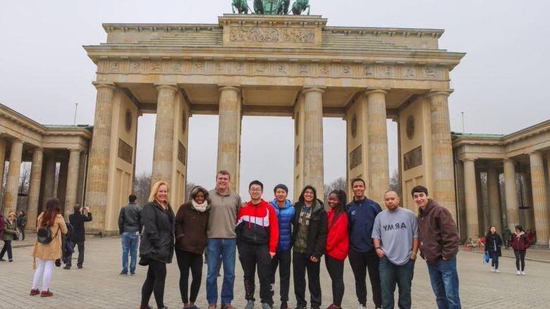 一群学生和教师在柏林纪念碑前